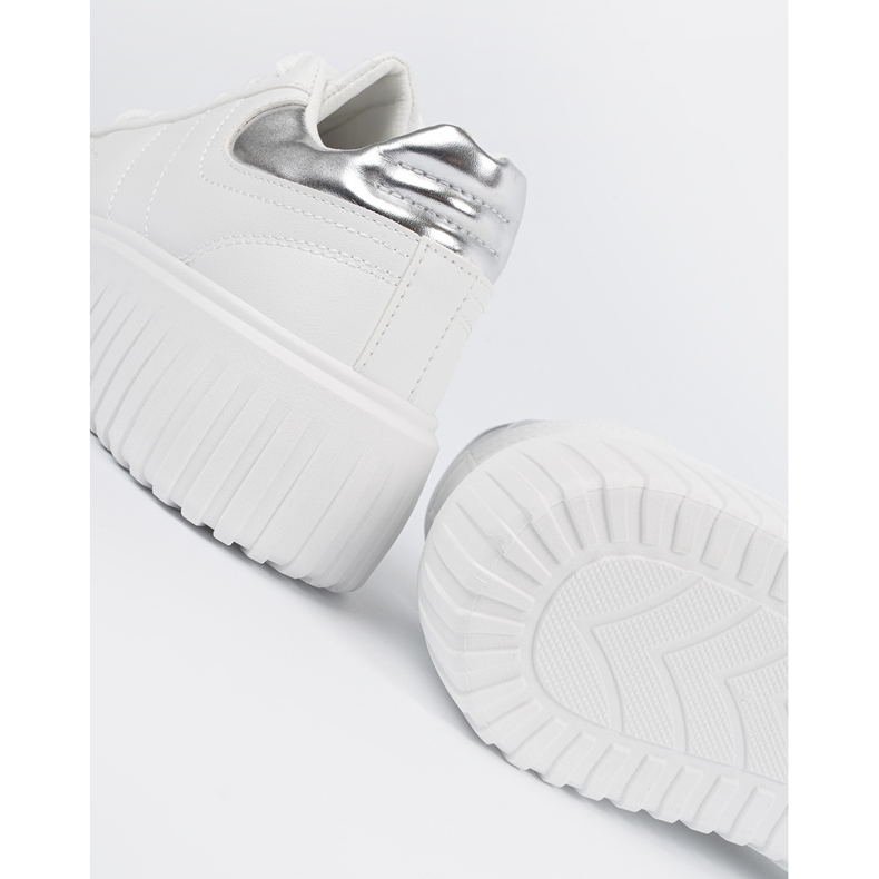 Shelvt Zapatillas de deporte para mujeres blancas con insertos de plata 1 Shelvt Zapatillas de deporte para mujeres blancas con insertos de plata 1
