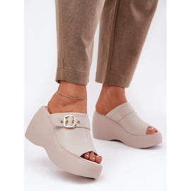Flip de cuero para mujeres en la plataforma y cuñas con hebilla S.Barski LR51-542 beige 2