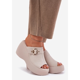 Flip de cuero para mujeres en la plataforma y cuñas con hebilla S.Barski LR51-542 beige 1