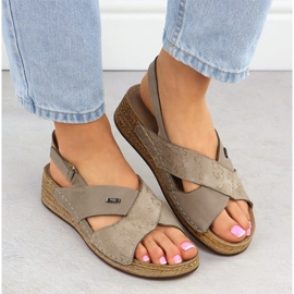 Sandalias de cuero para mujeres en cuñas cómodas beige helios 146 6