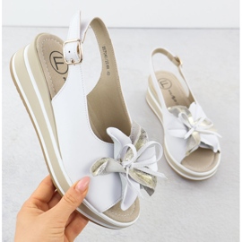 Sandalias de cuero para mujeres en cuña con flores blancos Filippo 7045 1
