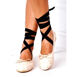 Ballerinas femeninas empatadas con un arco desnudo beige 2