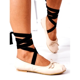 Ballerinas femeninas empatadas con un arco desnudo beige 3
