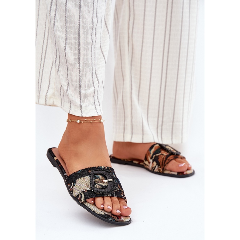 Inna Chanclas de mujeres planas con una hebilla negra decorativa negro 2 Inna Chanclas de mujeres planas con una hebilla negra decorativa negro 2