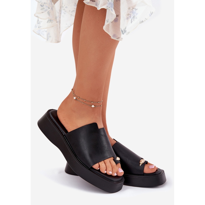 EVento Flip Flip Flip Flip en la plataforma con un detalle decorativo Negro 1