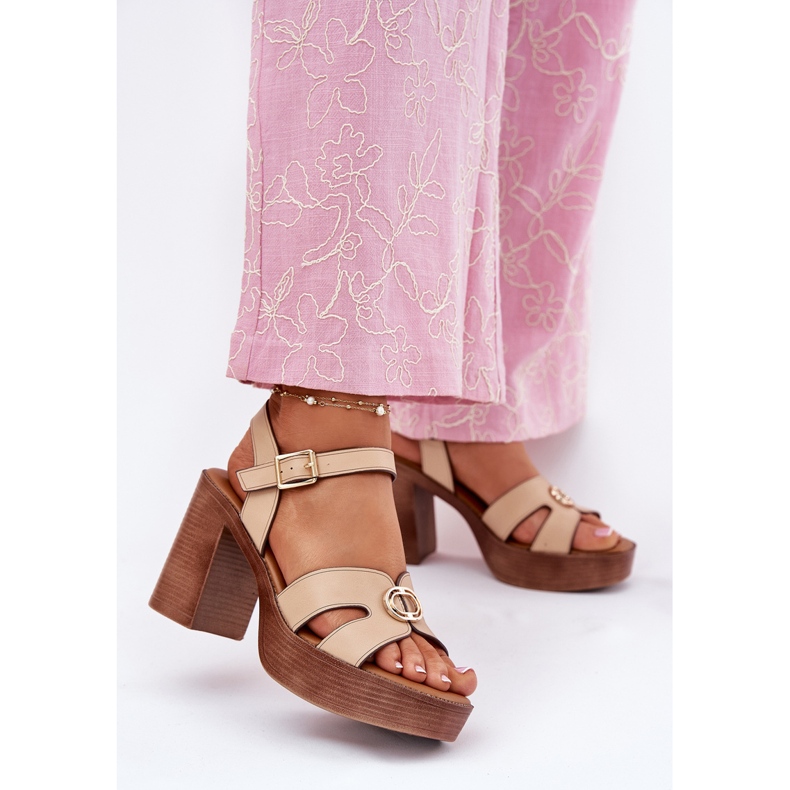 EVento Sandalias de mujeres en la publicación con una decoración dorada beige 2