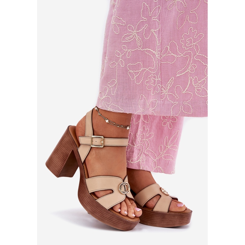 EVento Sandalias de mujeres en la publicación con una decoración dorada beige 1