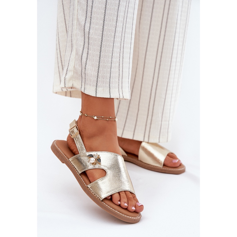 Sandalias de mujeres planas con un detalle decorativo de Vinceza 17378 Zlotys dorado 2