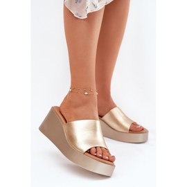 Inna Chanclas para mujeres en una cuña de cuero ecológico dorado 2
