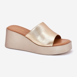 Inna Chanclas para mujeres en una cuña de cuero ecológico dorado 4