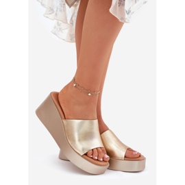 Inna Chanclas para mujeres en una cuña de cuero ecológico dorado 1