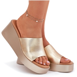 Inna Chanclas para mujeres en una cuña de cuero ecológico dorado 8