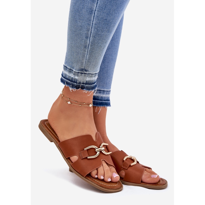 EVento Chanclas planas para mujeres con un detalle decorativo de camello marrón 1 EVento Chanclas planas para mujeres con un detalle decorativo de camello marrón 1