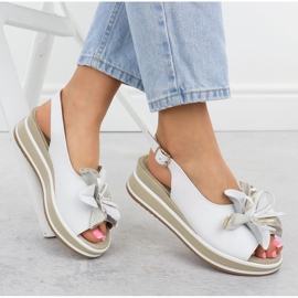 Sandalias de cuero para mujeres en cuña con flores blancos Filippo 7045 4