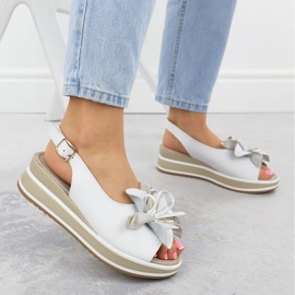 Sandalias de cuero para mujeres en cuña con flores blancos Filippo 7045 5