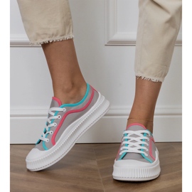 Zapatillas de deporte de mujeres grises en la plataforma 4
