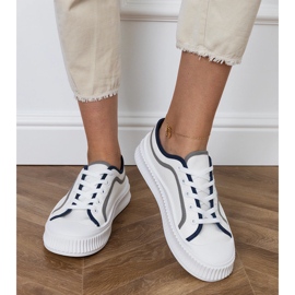 Zapatillas blancas de mujer en la plataforma. blanco 4