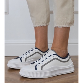 Zapatillas blancas de mujer en la plataforma. blanco 2