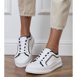 Zapatillas blancas de mujer en la plataforma. blanco 3