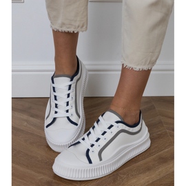 Zapatillas blancas de mujer en la plataforma. blanco 5