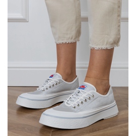 Zapatillas de deporte de mujeres grises en la plataforma 1