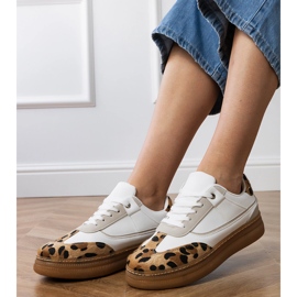 Zapatillas blancas con accesorio de leopardo blanco 4