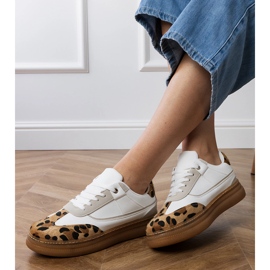 Zapatillas blancas con accesorio de leopardo blanco 2