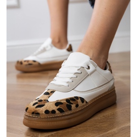 Zapatillas blancas con accesorio de leopardo blanco 3