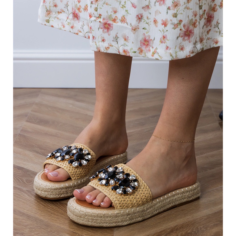 Apartrilles beige con cristales negros 1