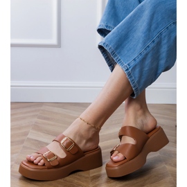 Flip brown -flops con abrazaderas en rayas marrón 1