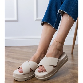 Aletas beige con rayas en la plataforma 2