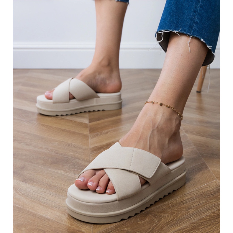 Aletas beige con rayas en la plataforma 1