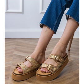 Chanclas doradas con abrazaderas en rayas dorado 2