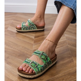 Chanclas étnicas verdes con abrazaderas en rayas 3