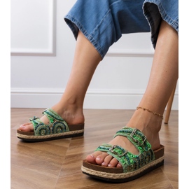 Chanclas étnicas verdes con abrazaderas en rayas 1