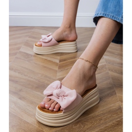 Zapatillas rosas en la plataforma con lazo. 2