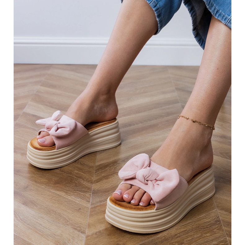 Zapatillas rosas en la plataforma con lazo. 1