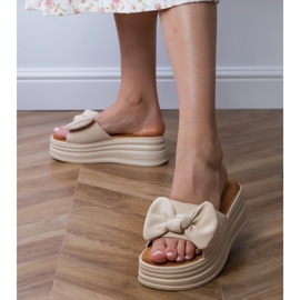 Beige chanclas en la plataforma con un arco 3
