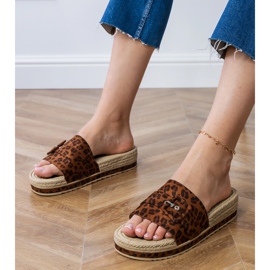 Flip de leopardo en la plataforma con una hebilla decorativa marrón 1