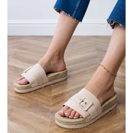 Aletas beige en la plataforma con una hebilla decorativa 1 Aletas beige en la plataforma con una hebilla decorativa 1