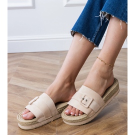 Aletas beige en la plataforma con una hebilla decorativa 2
