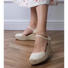 Sandalias beige alpargatas en cuña 3