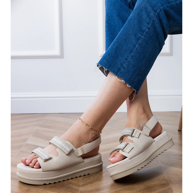 Sandalias beige con rayas bordadas en la plataforma 2