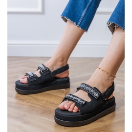 Sandalias negras con rayas bordadas en la plataforma negro 1 Sandalias negras con rayas bordadas en la plataforma negro 1