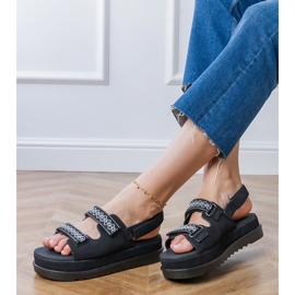 Sandalias negras con rayas bordadas en la plataforma negro 2 Sandalias negras con rayas bordadas en la plataforma negro 2