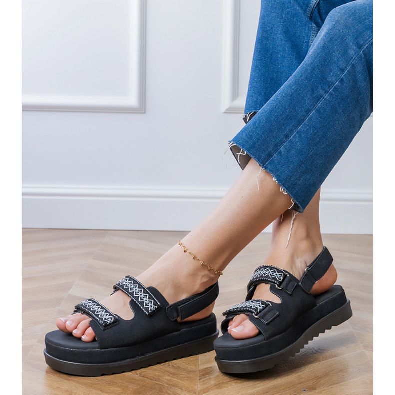 Sandalias negras con rayas bordadas en la plataforma negro 2 Sandalias negras con rayas bordadas en la plataforma negro 2