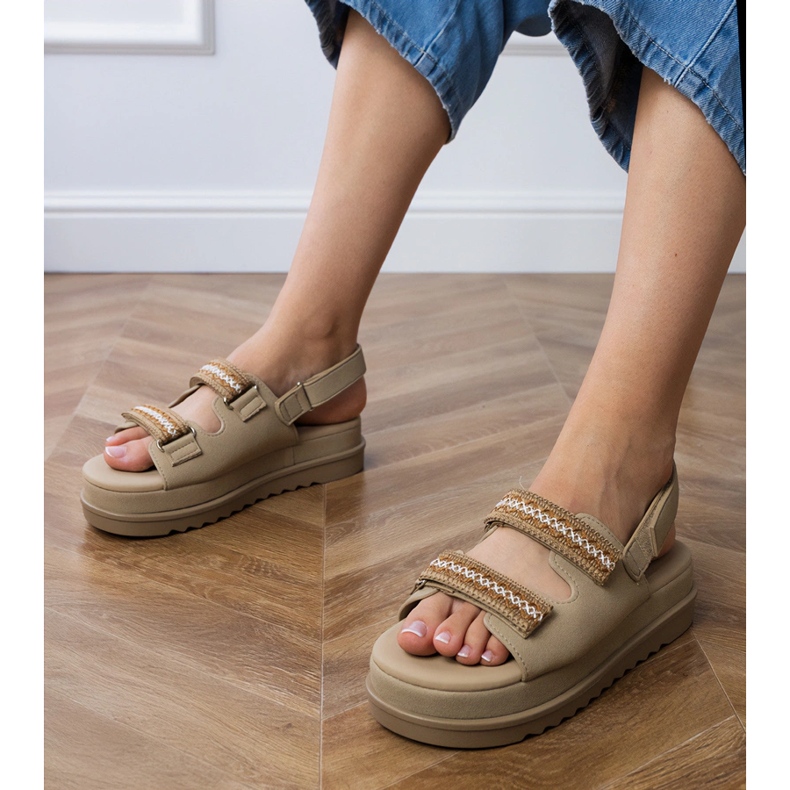 Sandalias marrones con correas bordadas en la plataforma marrón 1