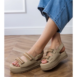 Sandalias marrones con correas bordadas en la plataforma marrón 2