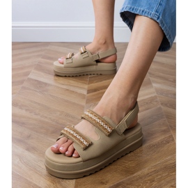 Sandalias marrones con correas bordadas en la plataforma marrón 3