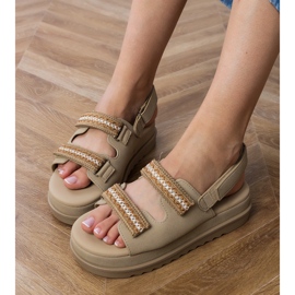 Sandalias marrones con correas bordadas en la plataforma marrón 4